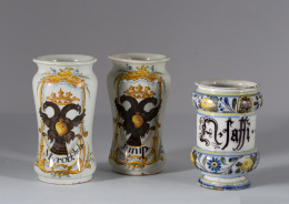 395.  Bote de cerámica esmaltada, cenefas de frutos y flores.Savona, Italia, S. XVIII.