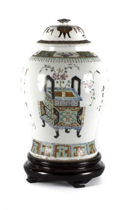 490.  Tibor en porcelana con decoración de jarrón y ramas de almendro.China, dinastía Qing, ff. S. XIX - pp. S. XX