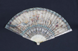 905.  Abanico con país litografiado decorado con escena histórica del naufragio y la posterior colonización  de la Bahía de Saint Bernard; padrones de marfil tallado y policromado y varillaje de nácar grabado.Trabajo francés, ff. del S. XVIII..