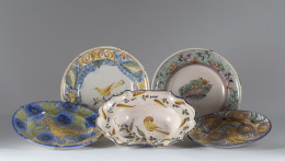 891.  Plato de cerámica esmaltada con cenefa con punteado, palmeras y cestos con pometas, asiento con pajarito sobre un cesto.Manises, S. XIX.