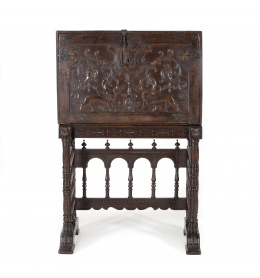 596.  Escritorio renacentista de talla plateresca y figurada, en madera de nogal y herrajes de hierro.Toledo, segunda mitad S. XVI.