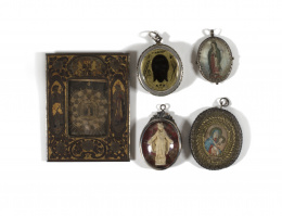 420.  Medalla devocional en madreperla  y óleo, por un viril la Virgen de Guadalupe y por el otro un Santo. Con marco a cordoncillo de plata en su color.Trabajo mejicano, S. XVIII.