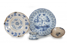 1190.  Plato acuencado de cerámica esmaltada de azul de cobalto, con un personaje entre árboles de pisos.Talavera, S. XVIII .