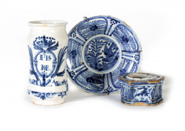 768.  Bote de farmacia de cerámica esmaltada en azul de cobalto con escudo.Talavera, S. XVIII..