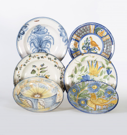 628.  Dos platos de cerámica esmaltada, uno con sol y puente, otro con un pájaros entre flores.Valencia, S. XIX.