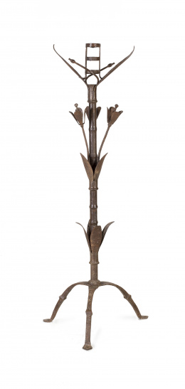 764.  Hachero de hierro forjado, con forma de rama flores y pies de trípode, S. XVII - XVIII..