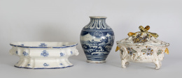 814.  Centro de mesa de cerámica esmaltada en azul, serie del ramito. Con una “A”, marcada en la base.Alcora, S. XVIII.