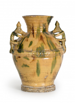 1033.  Aguamanil de cerámica esmaltada, con asas modeladas en lagartijas.Trabajo catalán, S. XVIII..