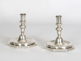 637.  Pareja de candeleros de plata.Trabajo español, S. XVII.