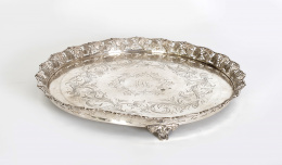 645.  Salvilla de plata con marcas, decoración grabada y cincelada, con hojas y pampános.Oporto, S. XIX..