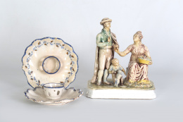 1175.  Dos mancerinas de cerámica de Alcora, S. XVIII.