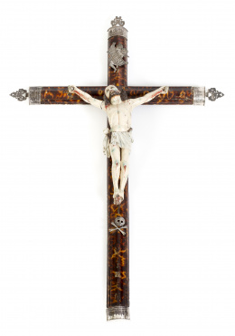 1031.  “Cristo en la Cruz”, escultura en madera tallada y policromada, en cruz simulando carey y cantoneras de plata. Trabajo colonial S. XVIII.