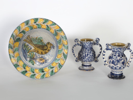 1543.  Dos jarritos con asas esmaltados en azul geométrico.Cataluña, S. XVIII..