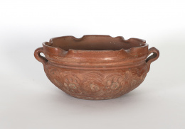 1438.  Taza en barro rojo decorado con flores.Méjico, S. XVIII.