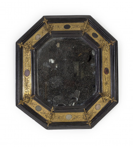 1356.  Espejo octogonal de madera de ébano y metal grabado con aplicaciones.Trabajo italiano, S. XVIII..