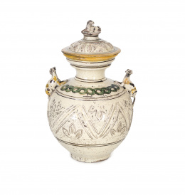 1113.  Cántaro con tapa de cerámica esmaltada decoración incisa y modelada con perros, leyenda que reza: “Prudencia de Evian”Trabajo mejicano, Puebla, S. XIX.