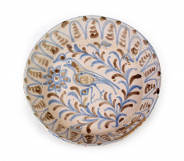 574.  Lebrillo de cerámica esmaltada en azul y manganeso, con pajarito entre flores.Fajalauza, S. XIX..