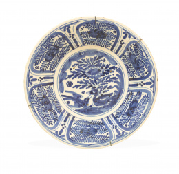 600.  Plato de cerámica esmaltada en azul de la serie de los helechos, alero de estilo oriental.Talavera, S. XVII.
