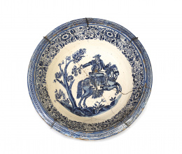 577.  Jinete con sombrero de ala ancha, de cerámica estampada en azul.Cartagena o Triana, S. XIX.