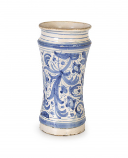 576.  Bote de farmacia de cerámica esmaltada en azul de cobalto, con decoración vegetal.Teruel; S. XVII.