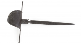 580.  Daga de mano izquierda en hierro con guarda lisa, S. XVIII..