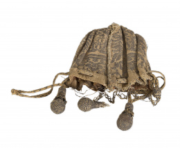 582.  Monedero brocado con hilos de plata e interior de seda rosa, cierre de cinta rematado por borlas, S. XVI - XVII.