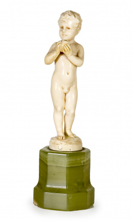 519.  “Niño con manzana” Escultura en marfil tallado sobre pedestal de onixPosiblemente Ferdinand Preiss (1882-1943) Berlin, c. 1920/30.