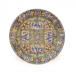 459.  Plato de cerámica esmaltada esmaltado en ocre, verde y azul, con decoración geométrica y escudos.Fajalauza, S. XIX.