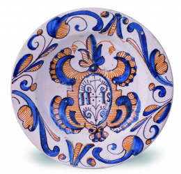 539.  Plato de cerámica esmaltada de la serie tricolor, incluye “IHS” en escudo de cueros recortados.Talavera, S. XVII.