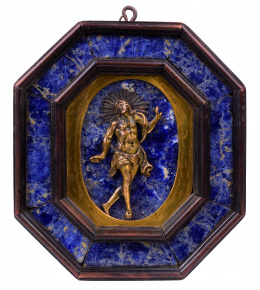 1090.  “Cristo resucitado”Placa octogonal en lapislázuli y bronce aplicado.Trabajo italiano, S. XVIII.