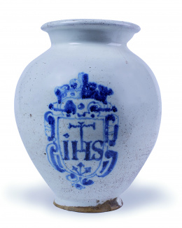 404.  Orza de cerámica esmaltada en azul cobalto, escudo de cueros recortados con el emblema “IHS”, de los jesuitas.Talavera, S. XVII.