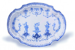 968.  Fuente de cerámica esmaltada en azul de cobalto decoración de grutescos y puntillas.Alcora, serie Berain, primera época, 1727 - 1749.