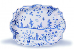 973.  Bandeja esmalta en azul de cobalto, decoración esmaltada en azul de cobalto serie chinesca.Alcora, primera época, 1727 - 1749..