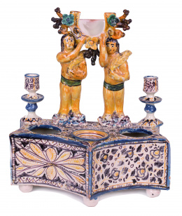 1087.  Escribanía de cerámica esmaltada y policromada.Levante, S. XIX.