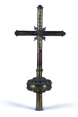 1092.  Cruz procesional de bronce de decoración grabada con flores y aplicada.S. XVI-XVII.
