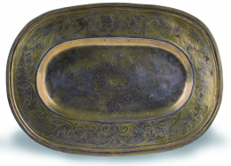 491.  Bandeja de juego de vinajeras de plata sobre dorada de decoración grabada, de hojas, palmetas y grifos.Trabajo colonial?, S. XVII.