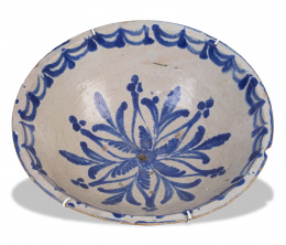 1231.  Cuenco de cerámica esmaltada de azul con pabellones y flores.Fajalauza, S. XIX.