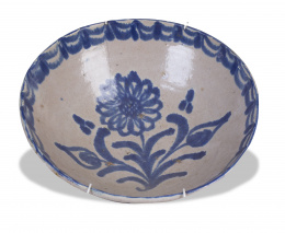 1110.  Cuenco de cerámica esmaltada en azul de cobalto con pabellones y flor en el asiento.Fajalauza, S. XIX.