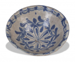 1240.  Cuenco de cerámica esmaltada en azul de cobalto con pabellones y flor en el asiento.Fajalauza, S. XIX..