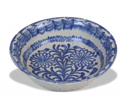 1232.  Lebrillo de cerámica esmaltada en azul de cobalto con flores.Fajalauza, S. XIX..