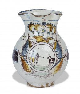 361.  Jarro de cerámica esmaltada con escena taurina en cartela, bajo corona y triunfos.Talavera, S. XVIII..