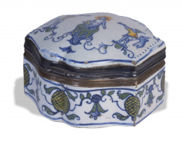 1001.  Caja esmaltada en azul de cobalto con marcas en la base de Jean Olerys.Francia, S. XVIII..