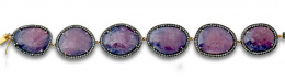 773.  Pulsera con grandes zafiros rosas facetados ligeramente irregulares,con marcos de orla de brillantes adaptados en cada uno a su perímetro.