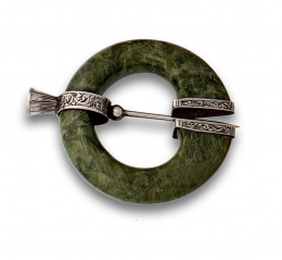 646.  Fíbula escocesa en jaspe y plata grabada.