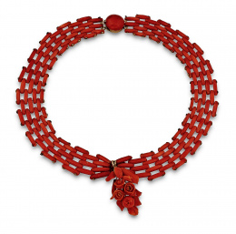 699.  Collar de coral s.XIX con 7 hilos de plaquitas articuladas , colgante floral y cierre de cabuchón.