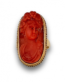 25.  Sortija s.XIX con camafeo de bacante en coral mediterráneo.