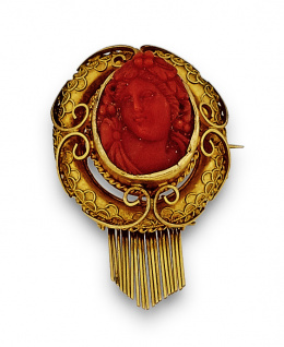 698.  Broche Victoriano s. XIX con camafeo de bacante en coral mediterráneo y marco con adornos de filigrana y barritas colgantes en oro de 20 K.
