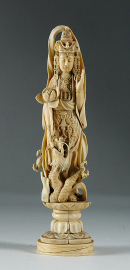1271.  Diosa budista “Kanzeon” en marfil. Japón, Período Meiji.Firmado en un cartucho por Masano,