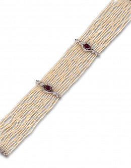 605.  Collar 14 hilos de perlas con entrepiezas de turmalinas y diseño de rosas.