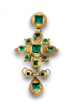 24.  Colgante de tres cuerpos de piedras verdes s.XIX con botón ,cruz y perilla.